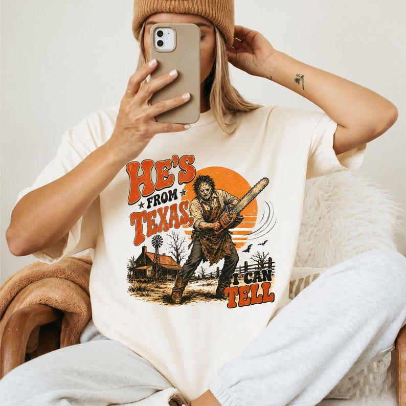 He's From Texas I Can Tell Retro Chainsaw Horror Graphic T-Shirt